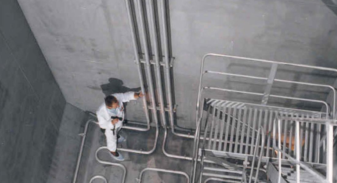 Tank inspection inside a cargo tank
